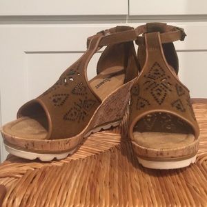 MINNETONKA BROWN WEDGE. NEW IN BOX